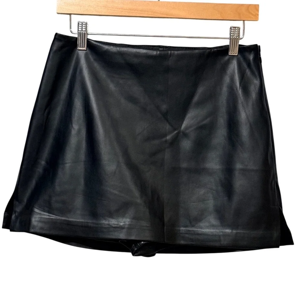 Express Black Faux Leather Mini Skort Side Slit Size 8 NEW 6884